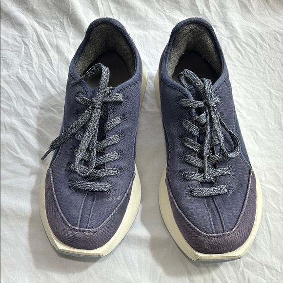 Women’s size 9 Allbirds Blue and White Sneakers with Versatile Style - Picture 3 of 10